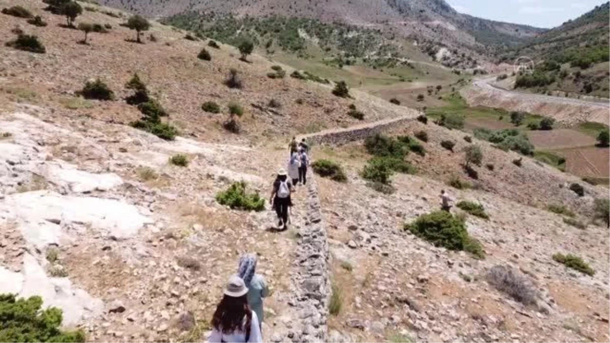 Tarihi İpek Yolu\'nun Kemaliye\'deki kalıntıları turistlerin rotasında
