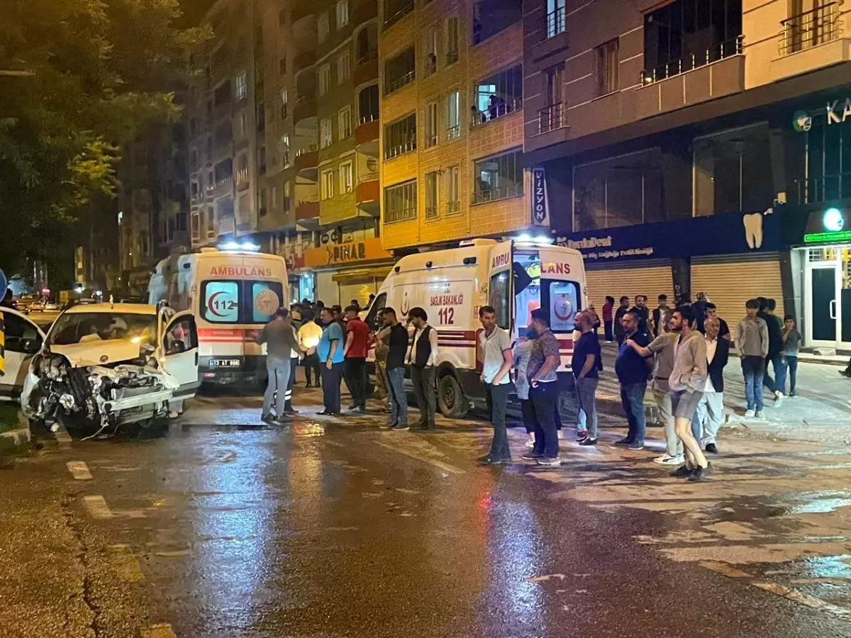 Tatvan\'da trafik kazası: 3 yaralı