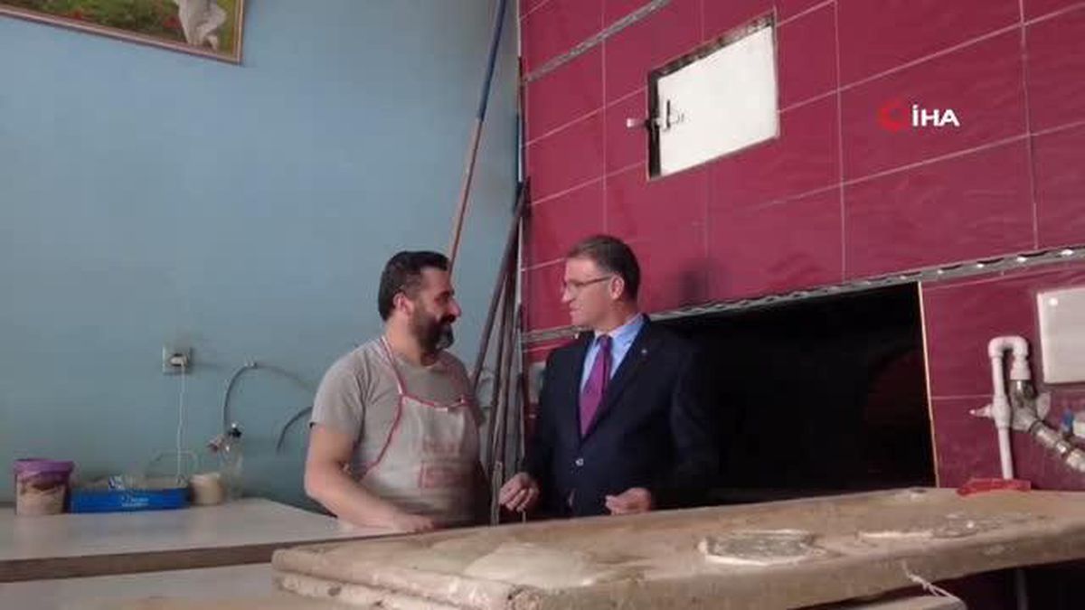 Vali Dr. Balcı, ziyaretleri sırasında uğradığı fırınında ekmek pişirdi