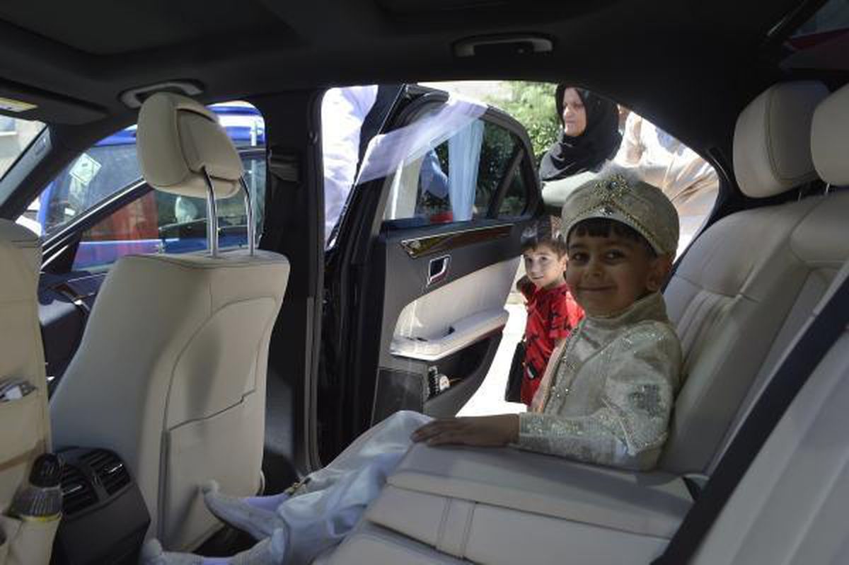 Adıyaman Valisi'nin makam aracı, şehidin oğluna sünnet arabası oldu