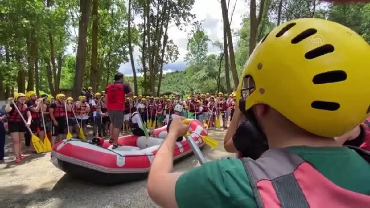 Adrenalin tutkunları Melen Çayı'nda rafting yaptı