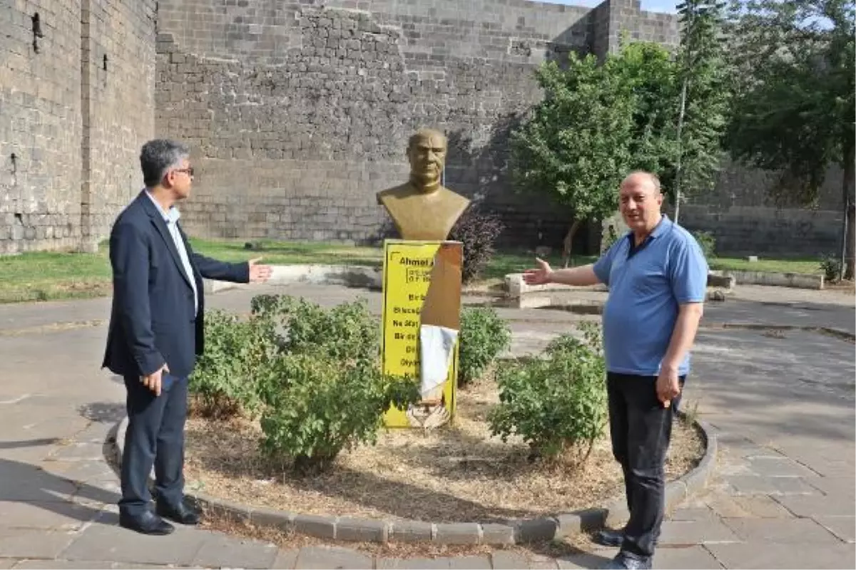 Ahmed Arif\'in büstünde şiirinin yazılı olduğu baskıya zarar verildi