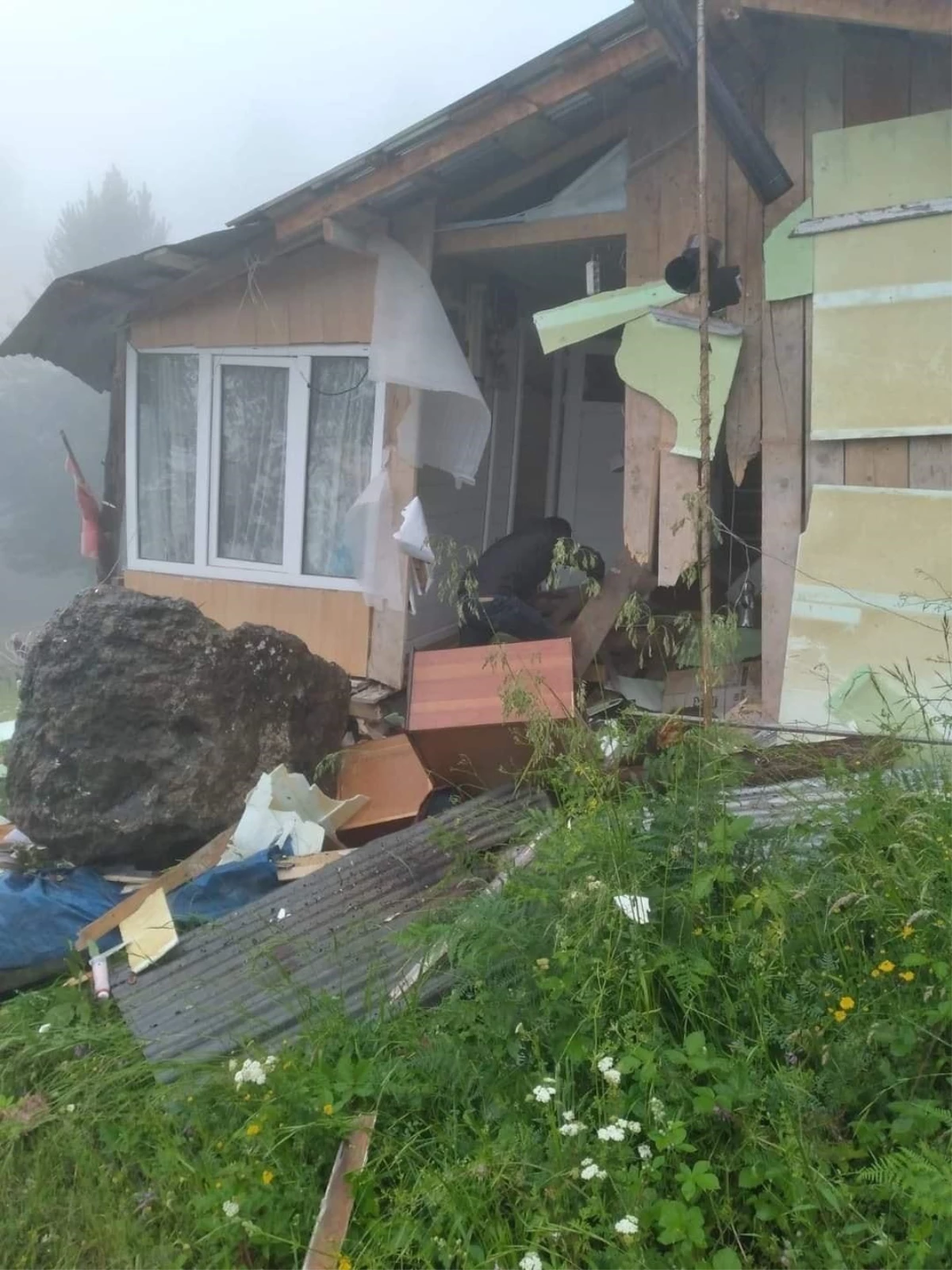 Artvin\'de yamaçtan yuvarlanan kaya kütlesi eve zarar verdi