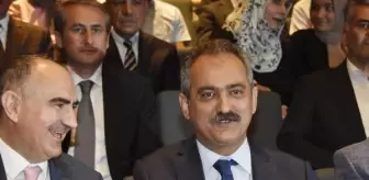 Bakan Özer: Başörtüsü yasağıyla yurt dışına gidişlere vesile olanların beyin göçüyle ilgili konuşacağı bir şey yok