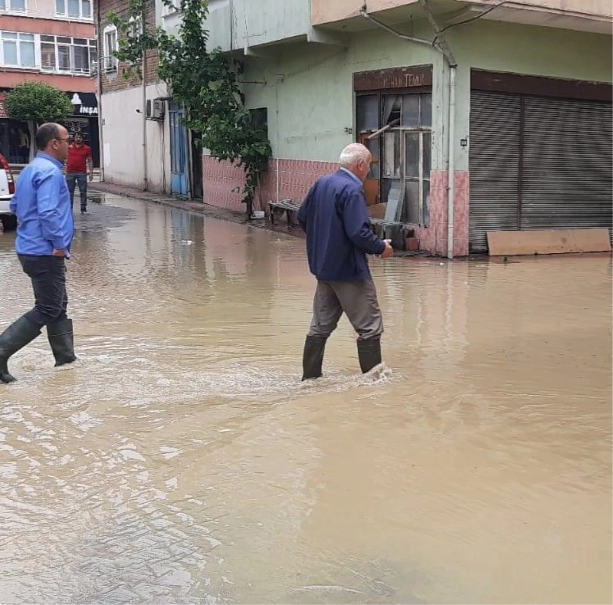 Bartın\'da sağanak nedeniyle bazı evleri su bastı, araçlar yolda mahsur kaldı