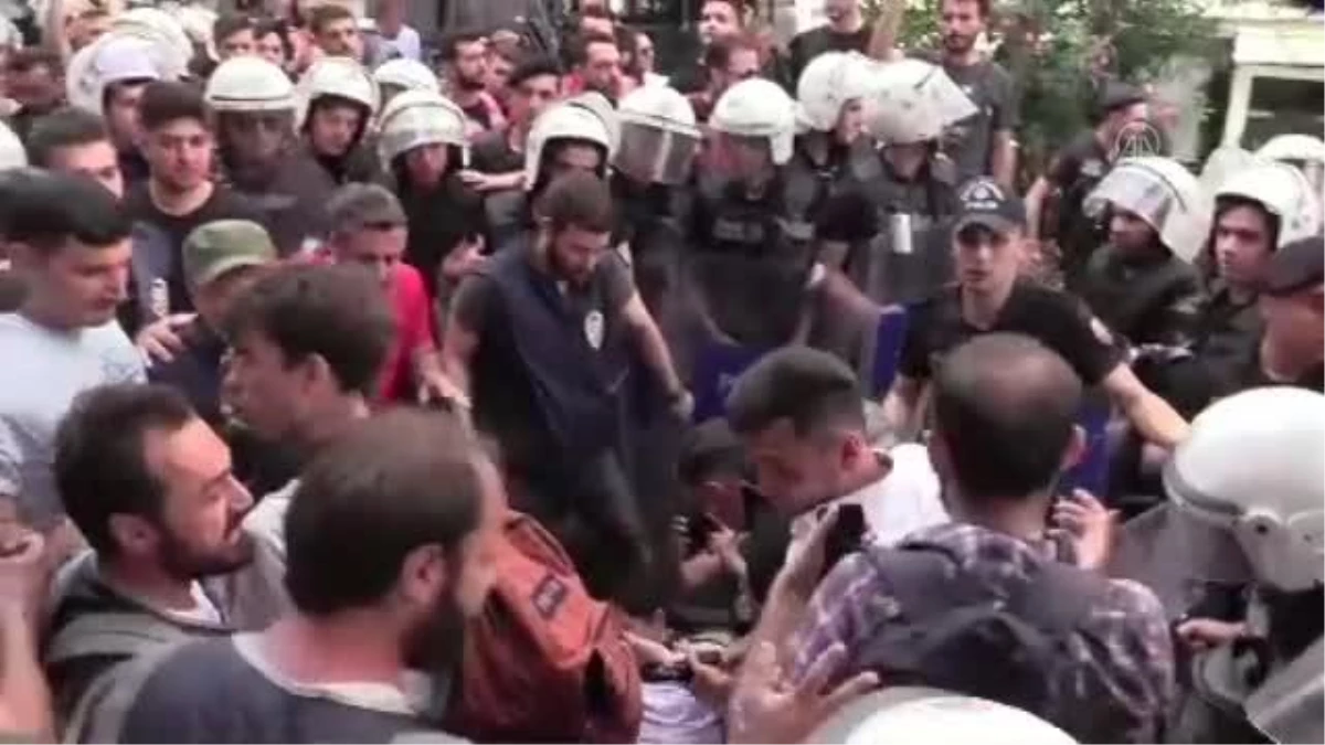 Beyoğlu\'nda izinsiz yürüyüş yapmak isteyen gruba polis müdahale etti