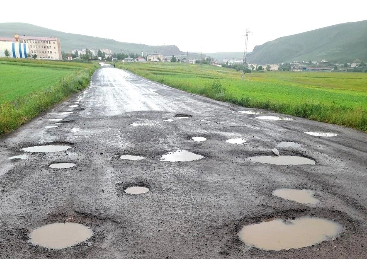 Çıldır\'da yollar köstebek yuvasına döndü