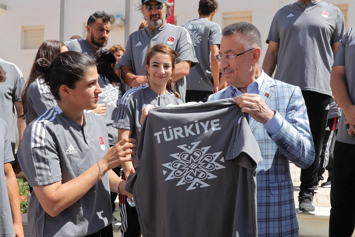 Cumhurbaşkanı Yardımcısı Oktay, Akdeniz Oyunları\'na katılan Türk sporcularla buluştu