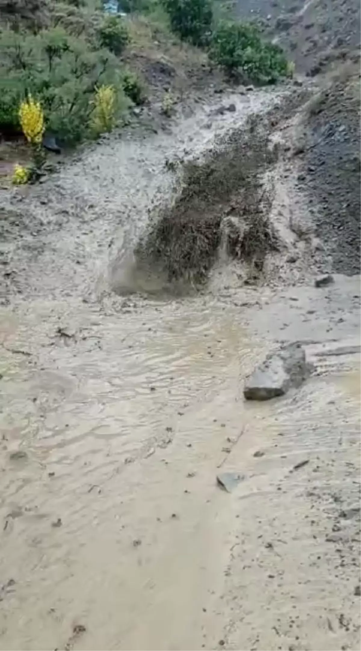 Elazığ'da dere taştı, köy yolu çöktü