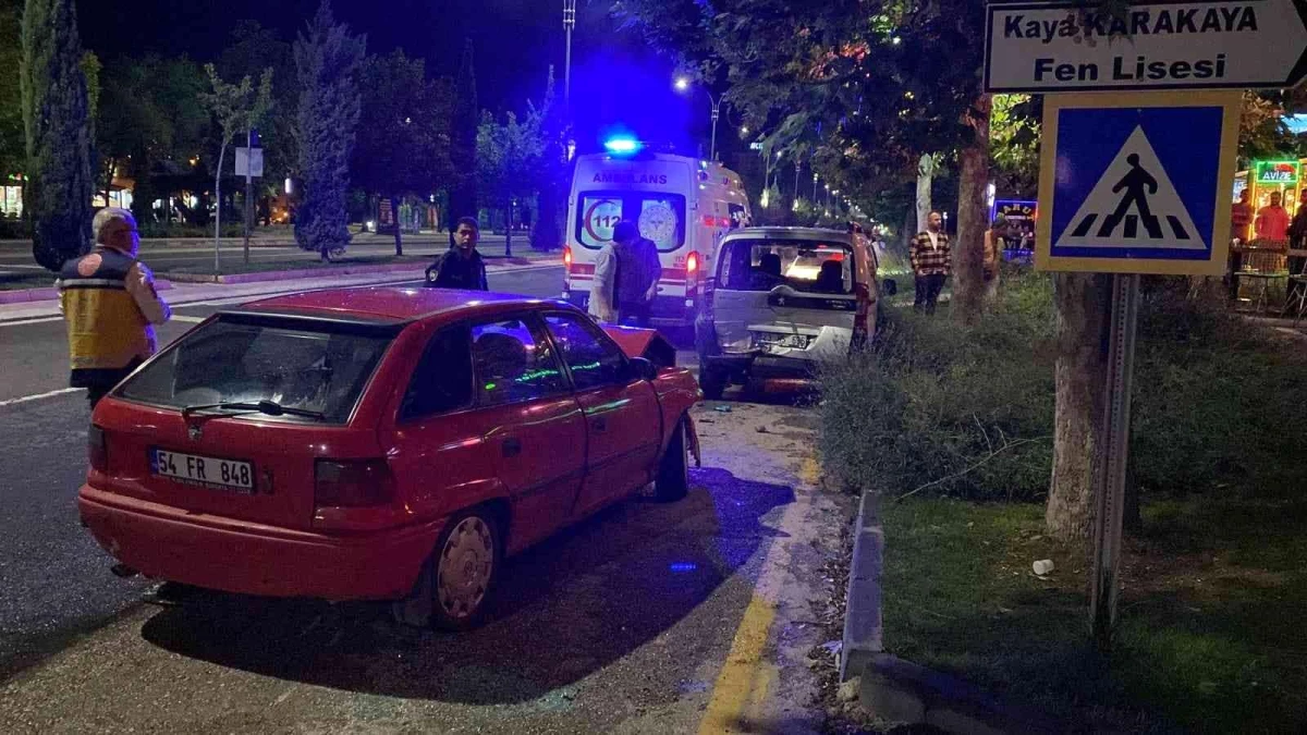 Elazığ\'da otomobil park halindeki ticari araca çarptı: 1 yaralı