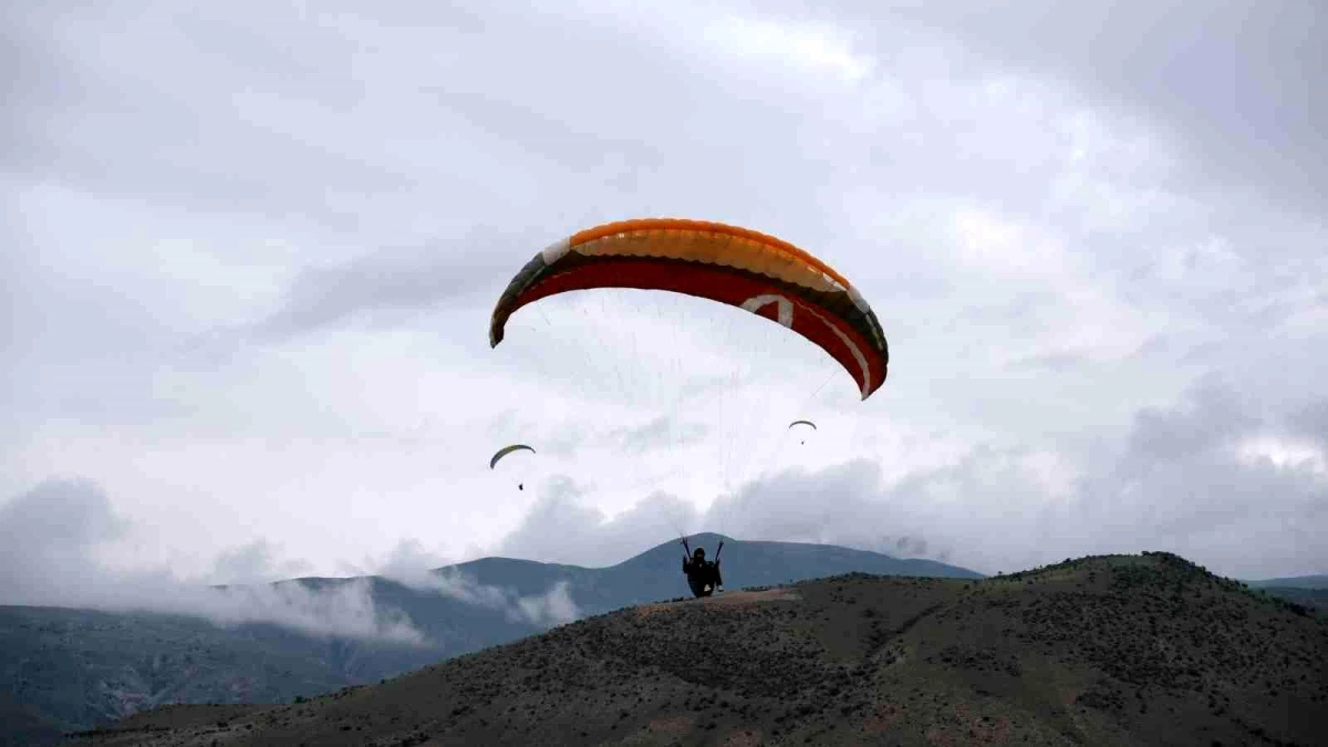 Erzincan\'da Yamaç Paraşütü Hedef Şampiyonası