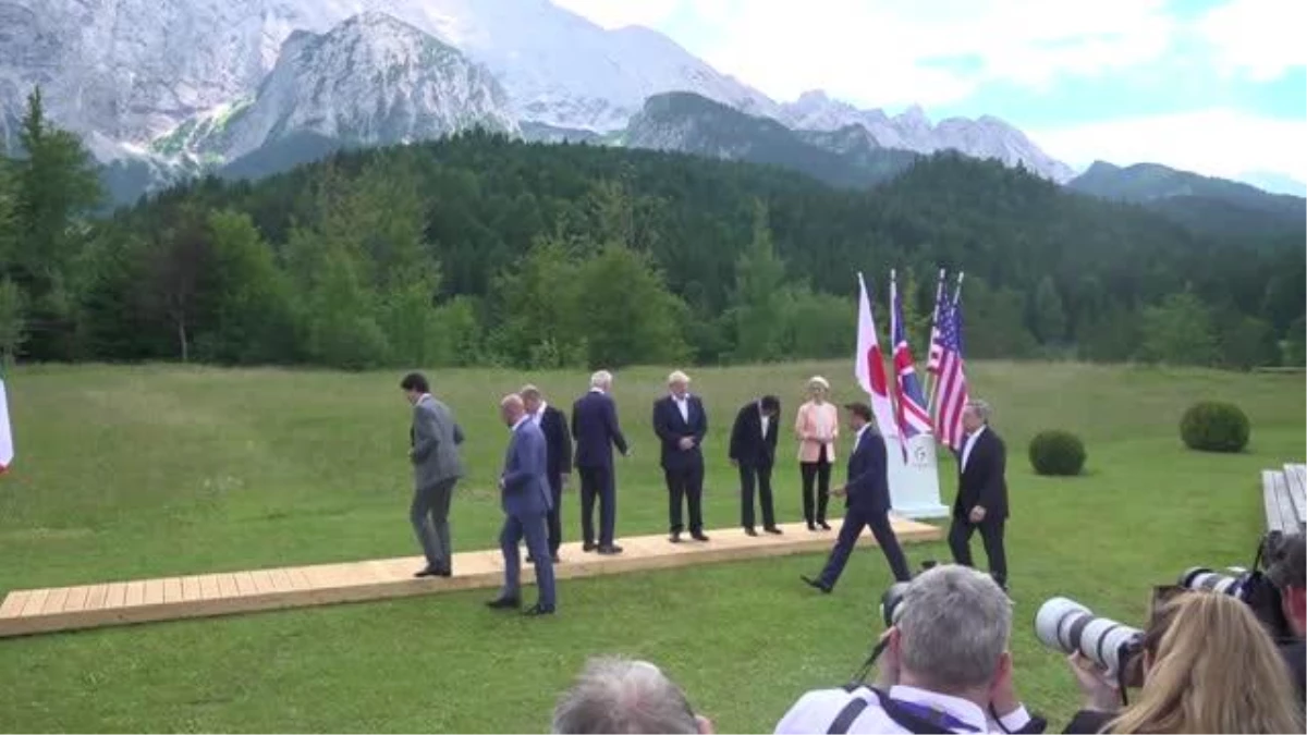 G7 Zirvesi\'nin ilk gününde ülke liderleri aile fotoğrafı çektirdi