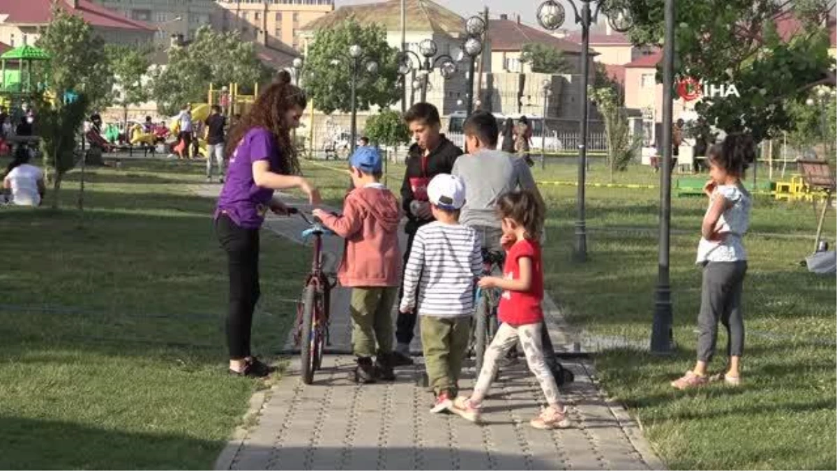 Güneşli havayı fırsat bilen Yüksekovalılar parklara akın etti