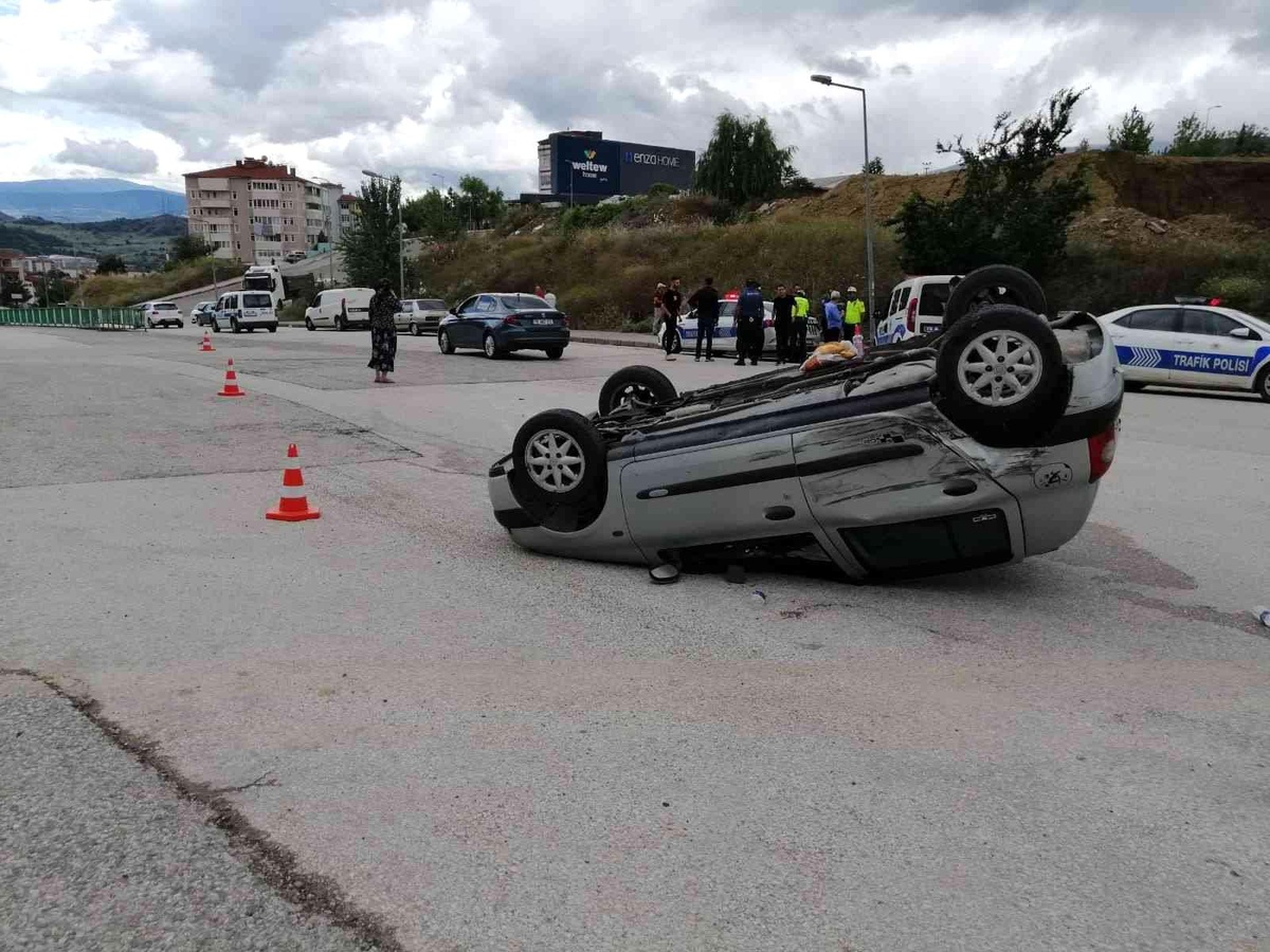 Son dakika haber... Hafif ticari araçla çarpışan otomobil ters döndü: 2 yaralı