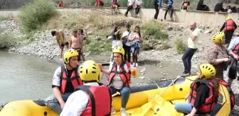 İranlı turistler Çatak Çayı'nda rafting heyecanı yaşadı