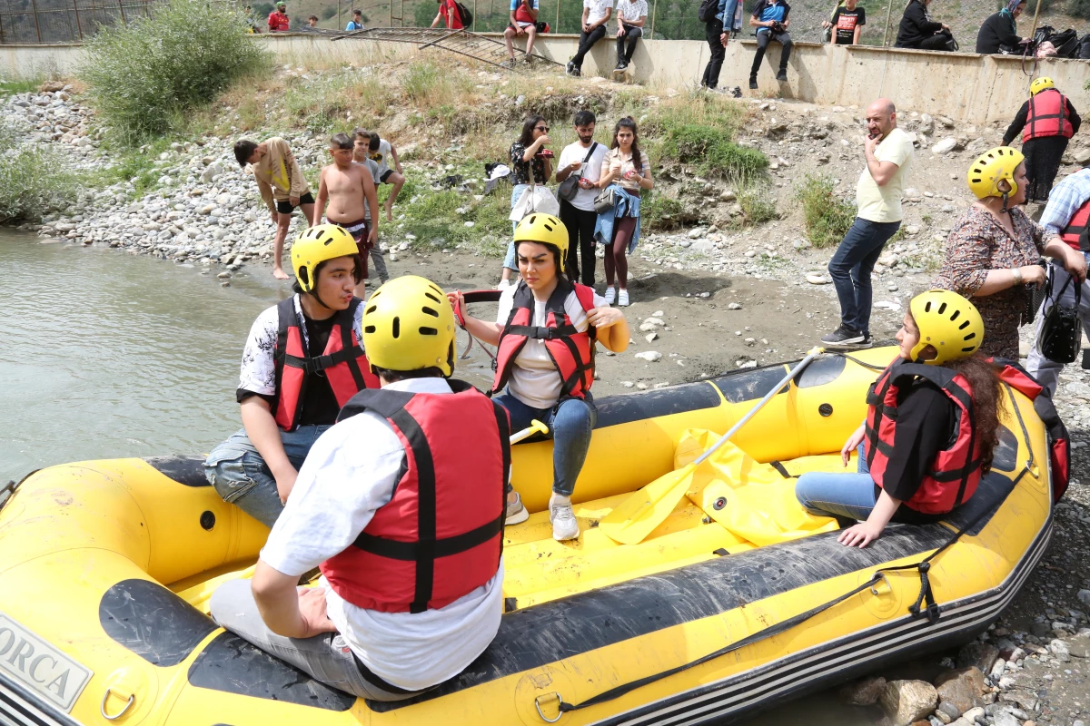 İranlı turistler Çatak Çayı\'nda rafting heyecanı yaşadı