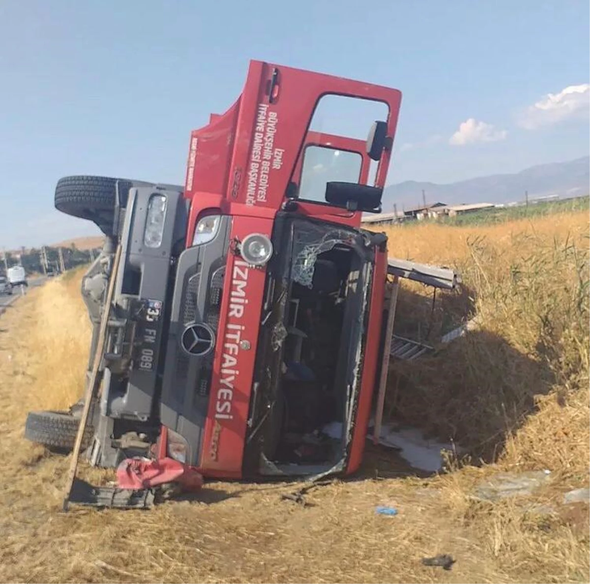 İzmir\'de göreve giden itfaiye aracının devrilmesi sonucu 3 personel yaralandı