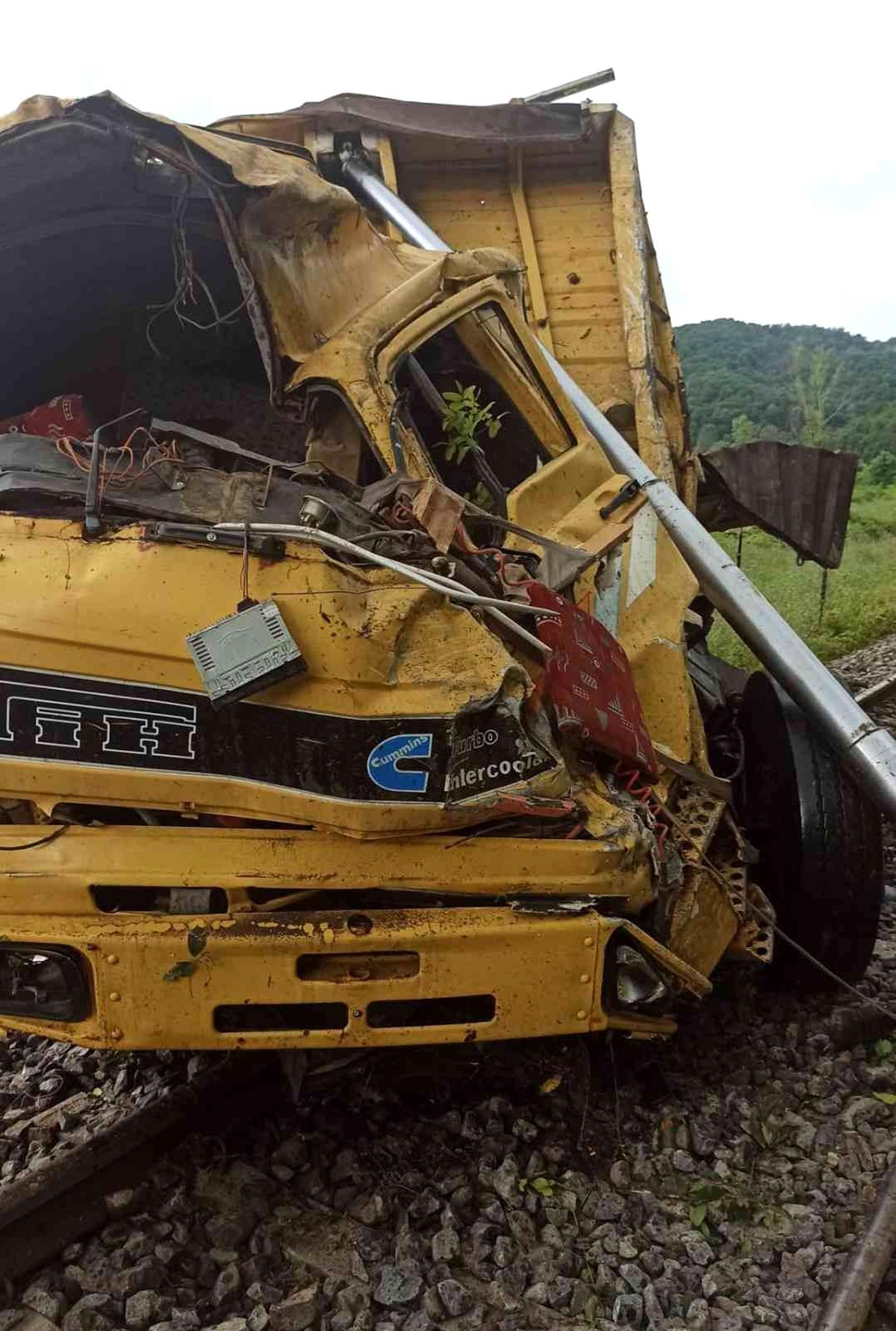 Son dakika haberleri! Kamyon 30 metre yükseklikten demir yoluna düştü: 2 ölü, 2 yaralı