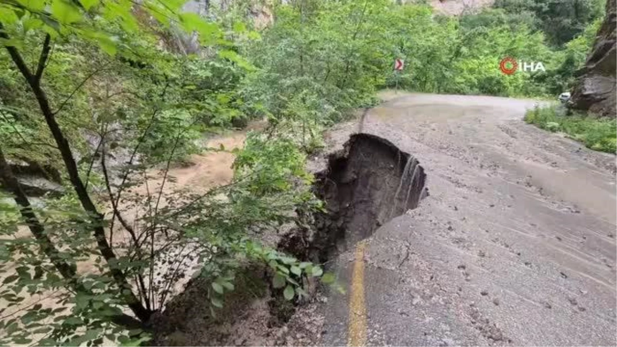 Kanyondaki suyun debisi yükseldi, yol çöktü