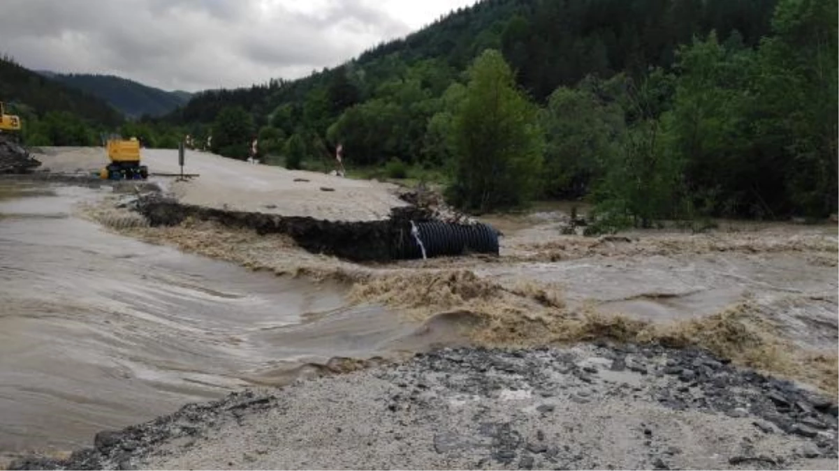 Kastamonu\'da çöken yol ve yıkılan köprüler için ekipler devrede