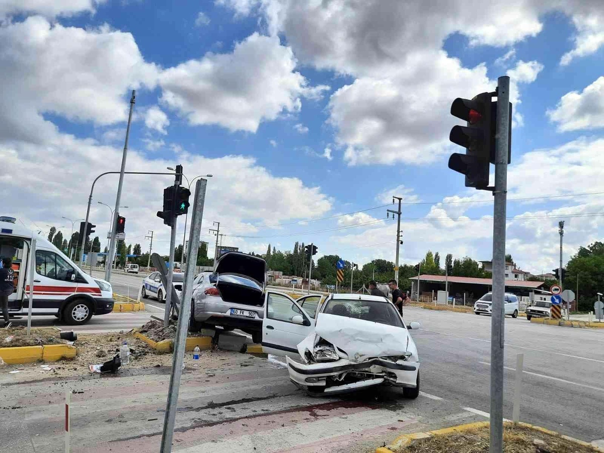 Konya\'da iki otomobil çarpıştı: 3 yaralı