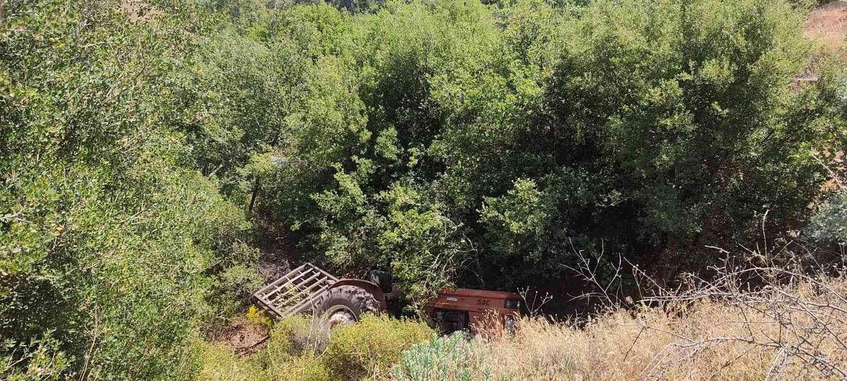 Manisa\'da devrilen traktörün altında kalan sürücü öldü