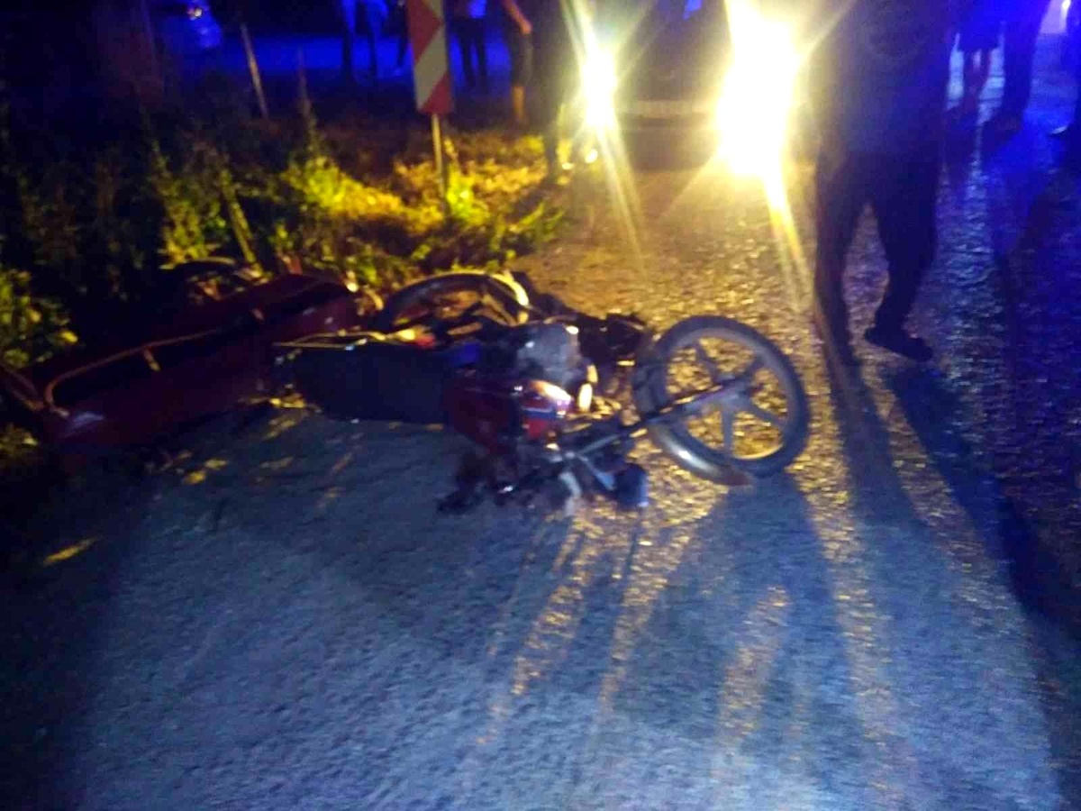 Manisa\'da otomobil sepetli motosiklete çarptı: 1 ölü, 3 yaralı