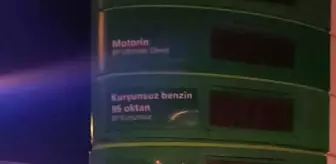 Minibüs akaryakıt istasyonun fiyat panosuna çarptı: 2 ölü, 1 ağır yaralı