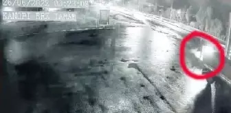 Minibüs akaryakıt istasyonun fiyat panosuna çarptı: 2 ölü, 1 ağır yaralı (2)