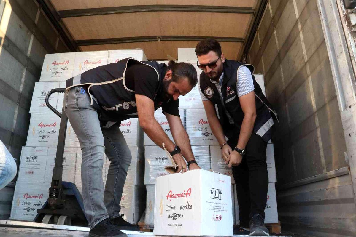 Ölüdeniz\'de Kamyon kasasında 8 bin şişe kaçak içki ele geçirildi