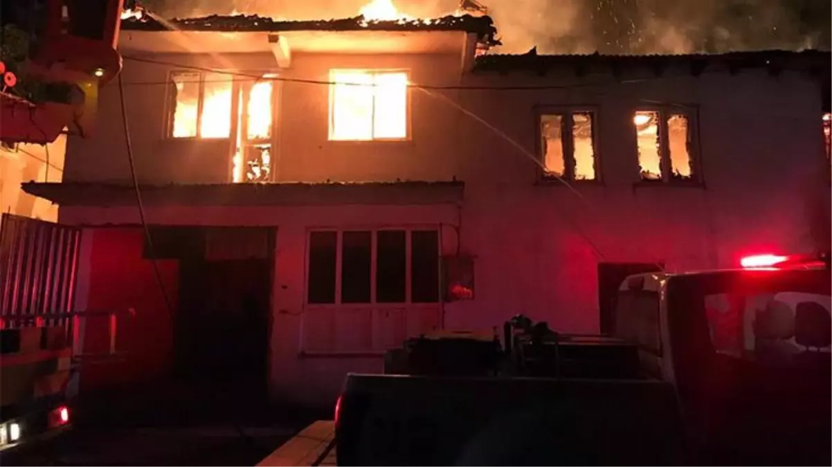 Şehidin evinde çıkan yangında Türk bayrağı ve Kur'an-ı Kerim yanmadı