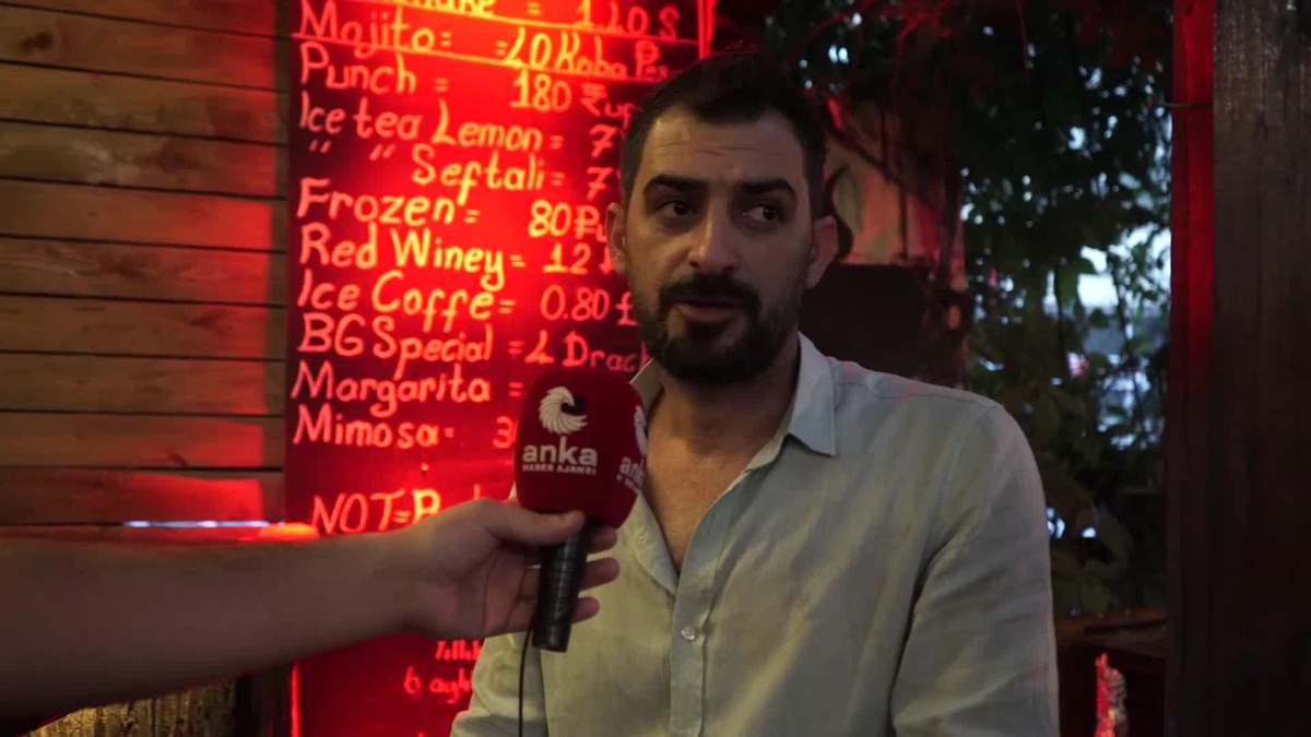 Siirt\'te Bir Kafe İşletmecisi, Fiyatları Yabancı Para Birimleriyle Yazmaya Başladı: "Gerçek Rakamlara Biraz Mizah Katmak İstedik"