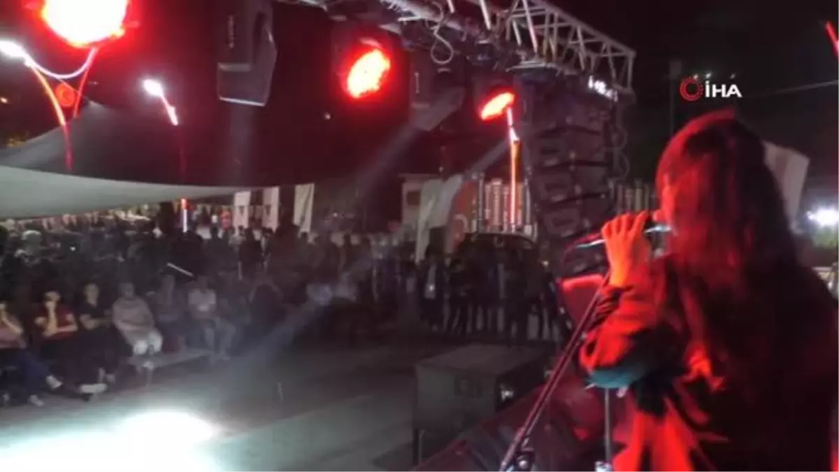 Sınırdaki halk konseri yağmura rağmen devam etti