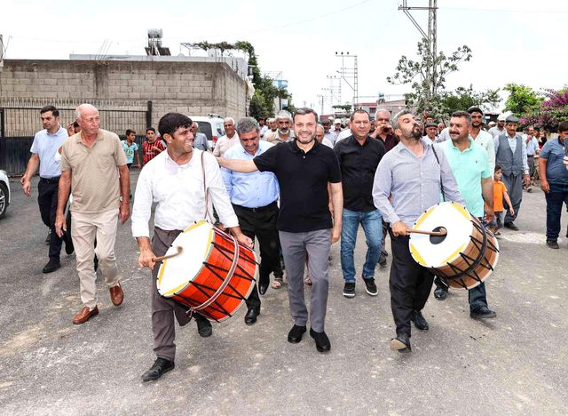 37 yıl sonra hayalleri gerçek olan mahalleli, belediye başkanını davul zurnayla karşıladı 37 yıl sonra hayalleri gerçek olan mahalleli, belediye başkanını davul zurnayla karşıladı