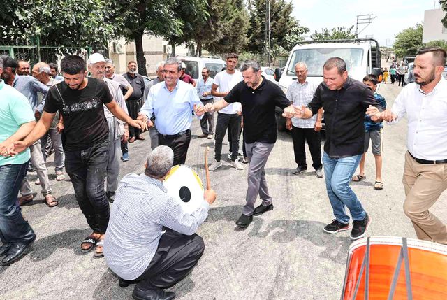 37 yıl sonra hayalleri gerçek olan mahalleli, belediye başkanını davul zurnayla karşıladı 37 yıl sonra hayalleri gerçek olan mahalleli, belediye başkanını davul zurnayla karşıladı