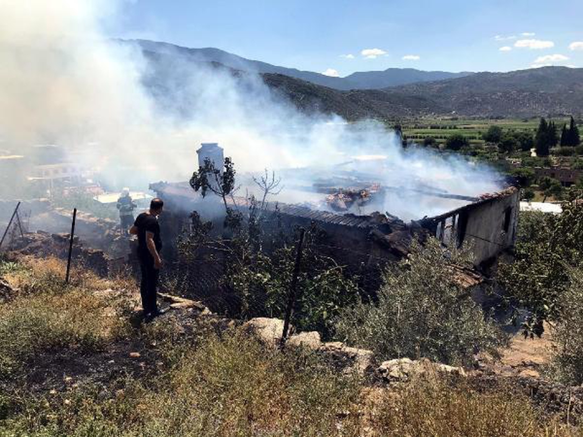 Alevlerin arasından komşuları kurtardı