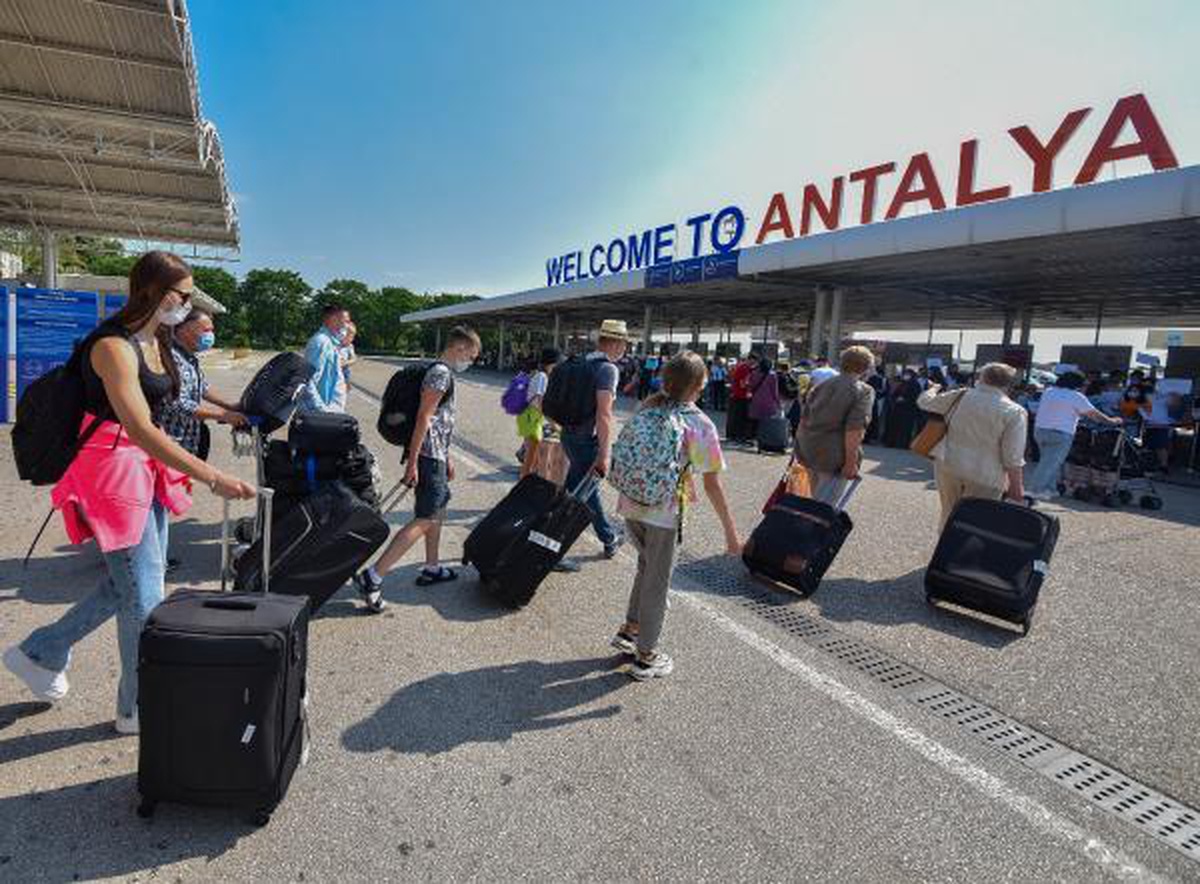 Antalya\'ya hava yoluyla gelen turist sayısı 4 milyonu aştı