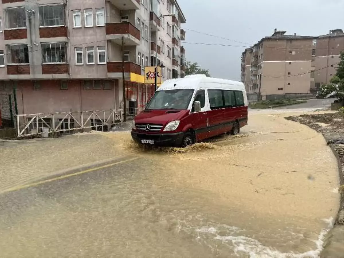 Bartın\'da sağanak; yollar göle döndü, evleri su bastı