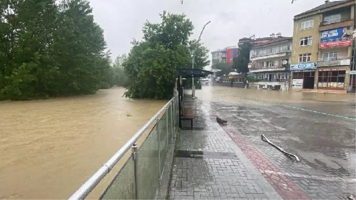 Bartın\'da sağanak; yollar göle döndü, evleri su bastı (4)