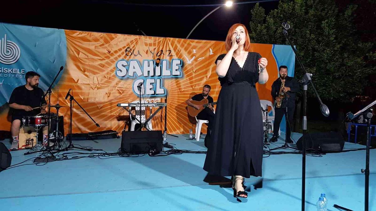 Başiskele sahilinde müzik şöleni devam ediyor