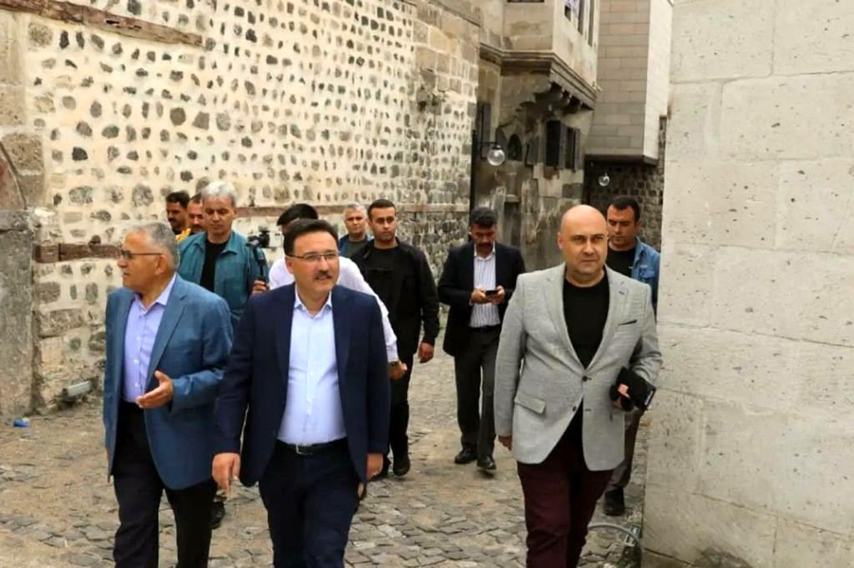 Başkan Büyükkılıç ve Vali Çiçek Tarihi Kayseri Mahallesi\'ni inceledi