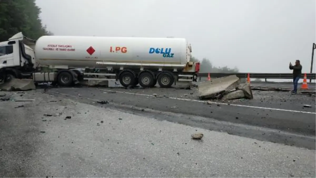 Bolu Dağı\'nda bariyeri yıkan tanker, karşı şeride geçti; Ankara yönü kapandı