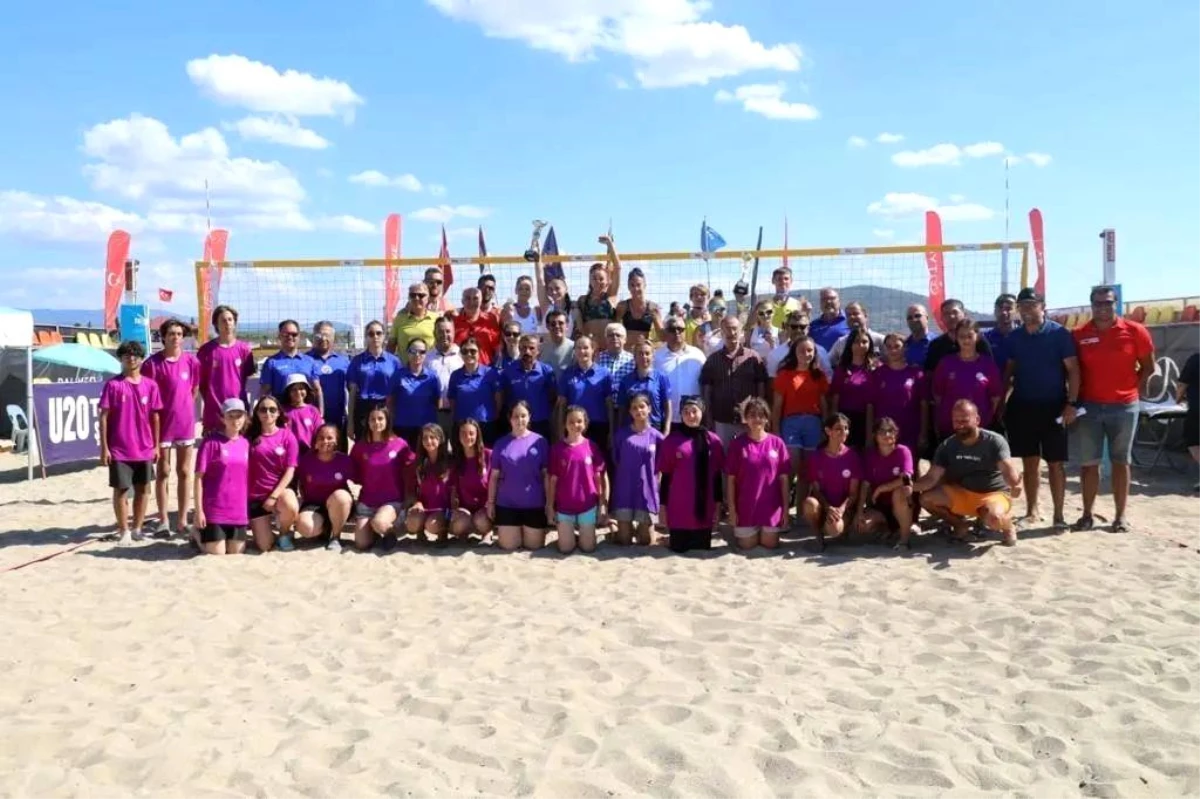 Burhaniye' de U20 Plaj Voleybolu Türkiye Şampiyonası tamamlandı