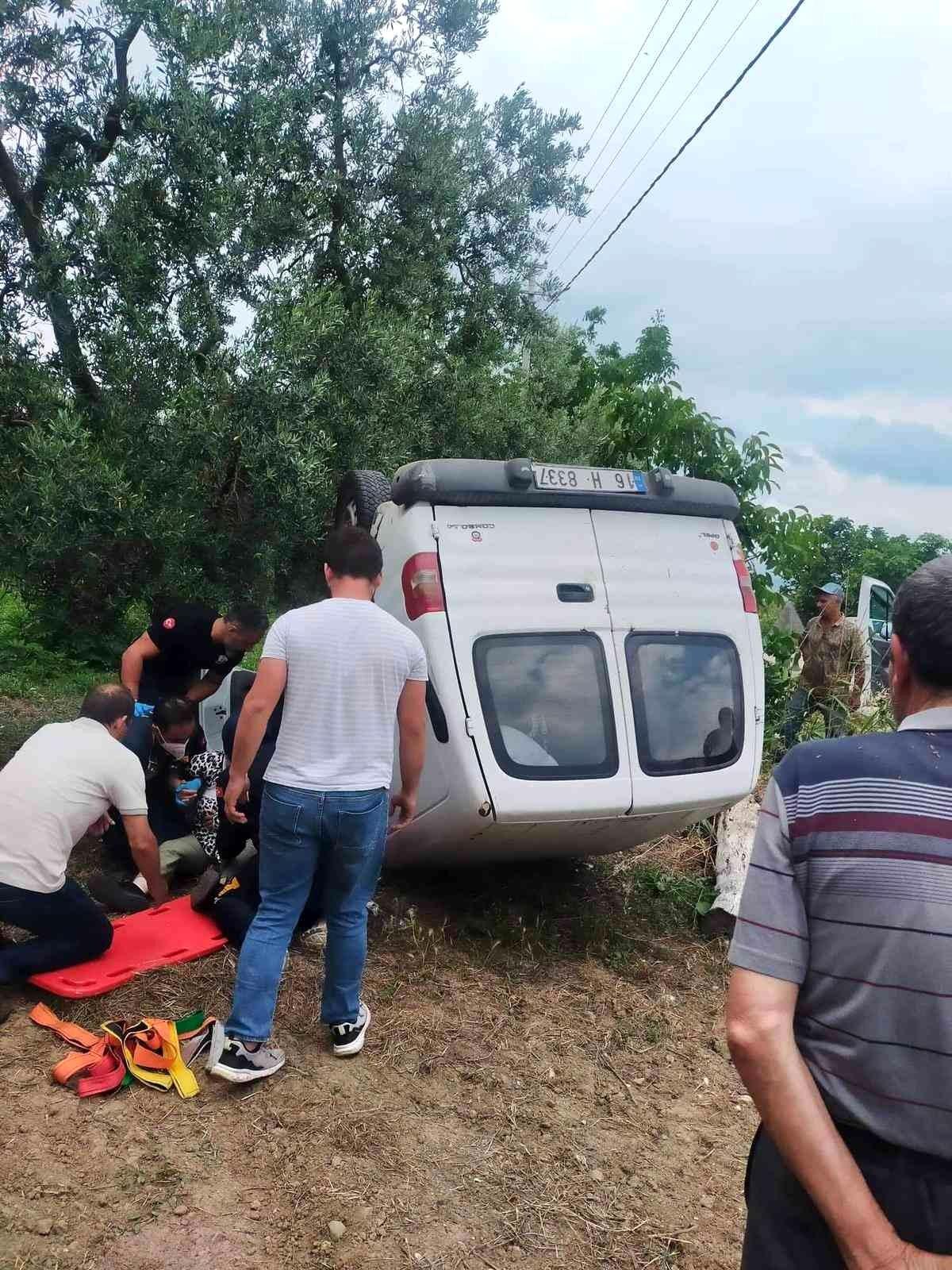 Bursa\'da kontrolden çıkan minibüs tarlaya uçtu: 3 yaralı
