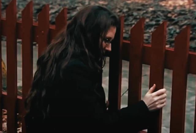 Çitlere cinsel çekim hisseden kadının yaptıkları görenleri dumur etti