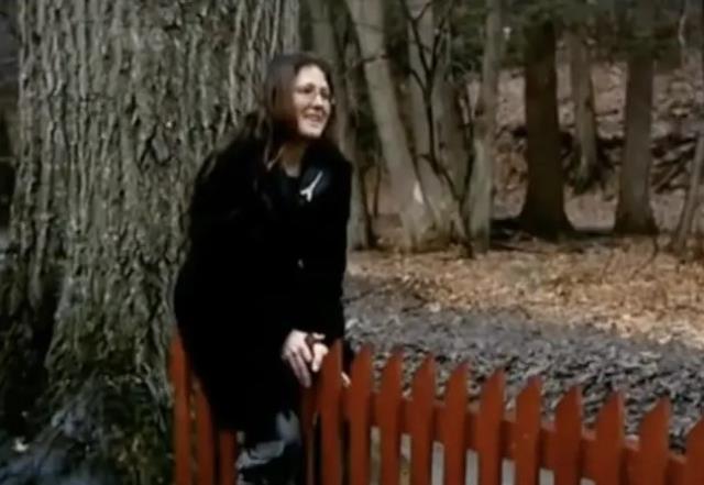 Çitlere cinsel çekim hisseden kadının yaptıkları görenleri dumur etti