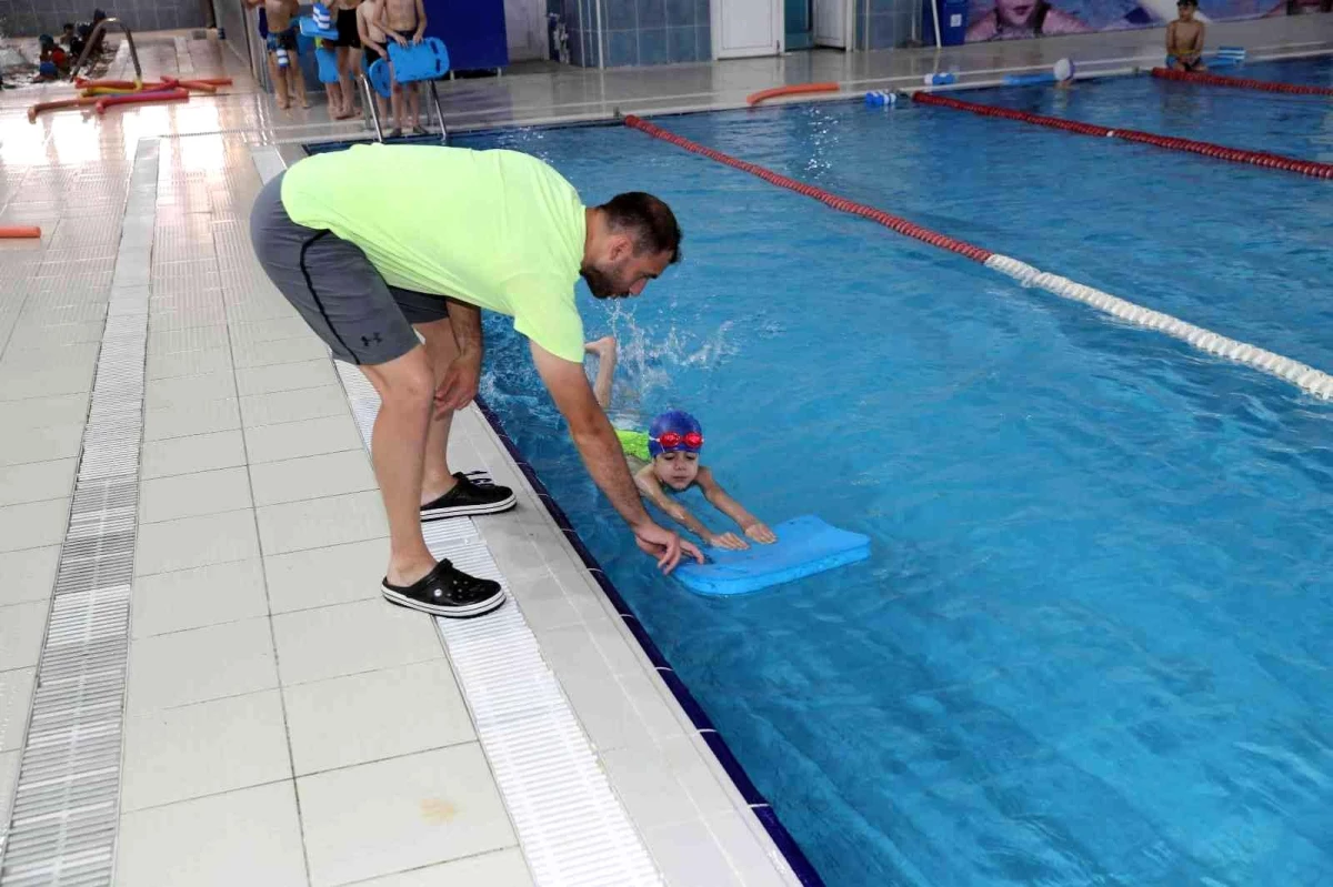 Bağcılar Belediyesi, çocuklar için ücretsiz yüzme kursu düzenliyor