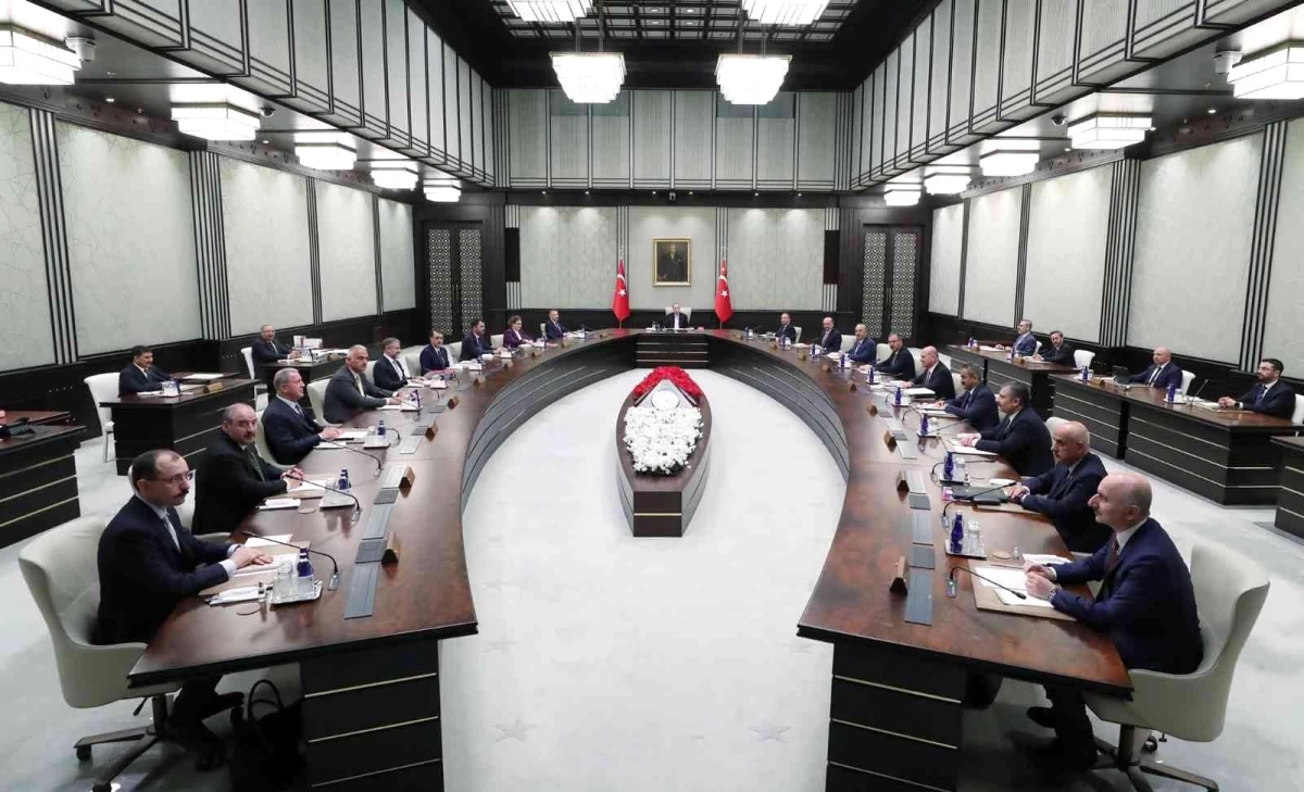 Cumhurbaşkanı Recep Tayyip Erdoğan başkanlığında toplanan Cumhurbaşkanlığı Kabinesi Toplantısı sona erdi. Toplantı yaklaşık 4 saat sürdü.