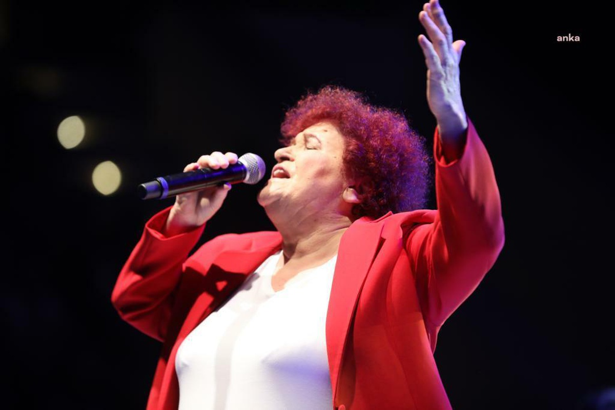 Son dakika haber... Didim Amfitiyatro\'da Selda Bağcan Rüzgarı