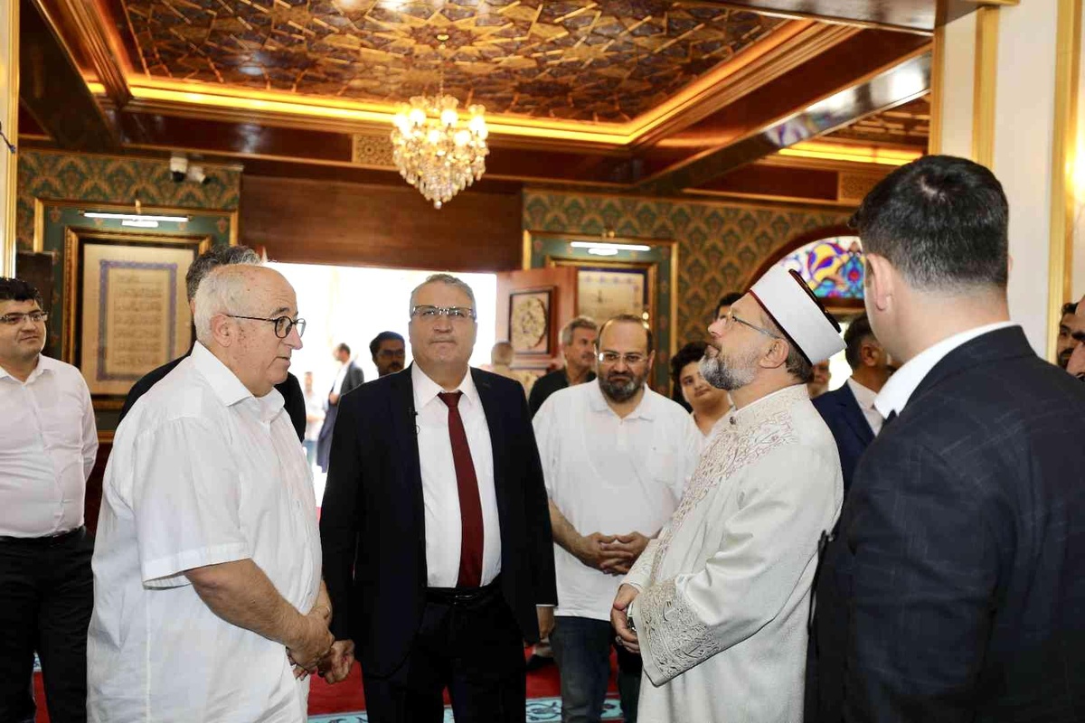 Diyanet İşleri Başkanı Yunusemre Meydan Camii\'ne hayran kaldı